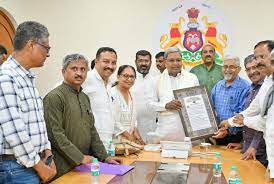 A delegation of SIO Karnataka met Former Chief Minister Siddaramayya
